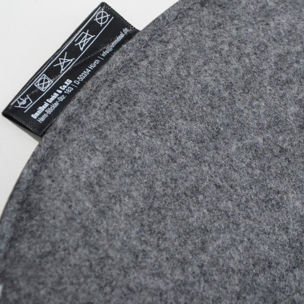 Filz mit Pflegeetikett: Handwäsche, nicht bleichen, nicht im Trockner trocknen, nicht bügeln, nicht chemisch reinigen.