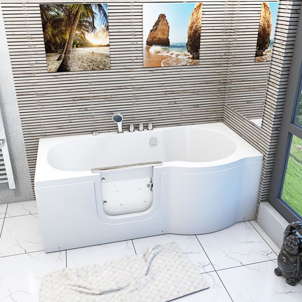 Begehbare Badewanne im Badezimmer mit Dekoartikeln.