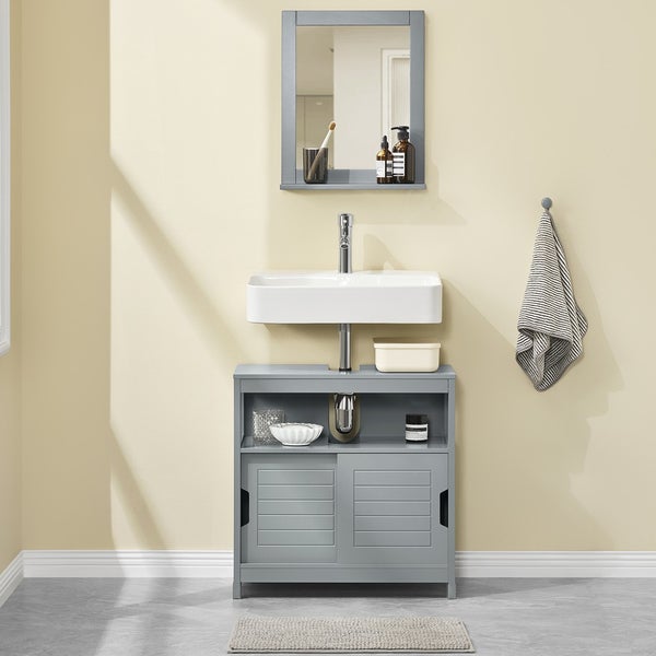 Badezimmer mit Waschbecken, Unterschrank, Spiegel und Handtuch