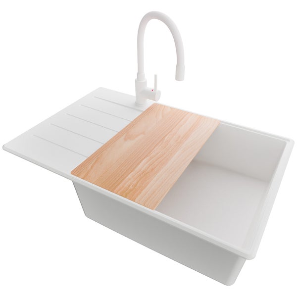 Küchenspüle mit Abtropffläche, Armatur und Schneidebrett
