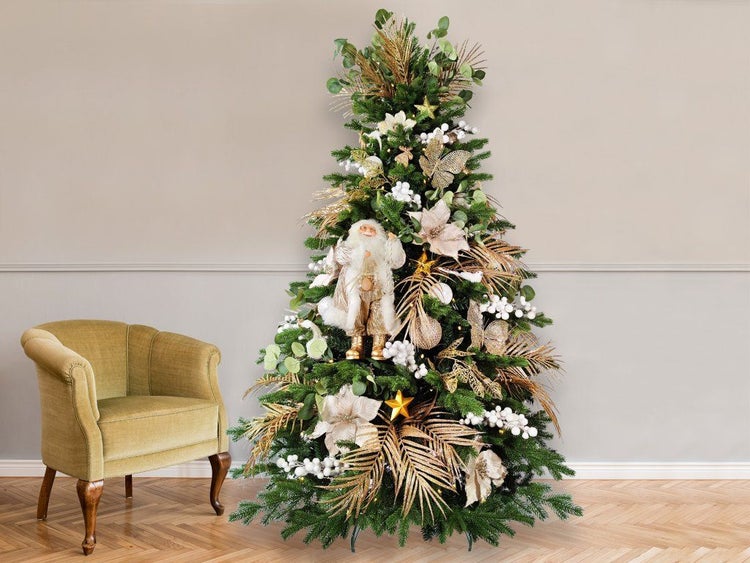 Ein prächtig geschmückter Weihnachtsbaum mit goldenen Akzenten, Blumen, Beeren und einer Weihnachtsmannfigur, daneben ein bequemer Sessel.