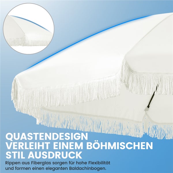 Detailansicht eines weißen Sonnenschirms mit Fransen