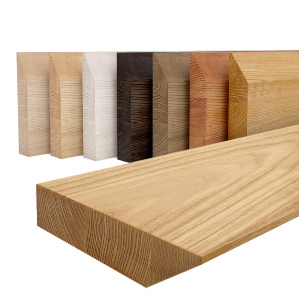 Holz-Sockelleisten in verschiedenen Dekoren mit abgeschrägter Oberkante und sichtbarer Maserung.