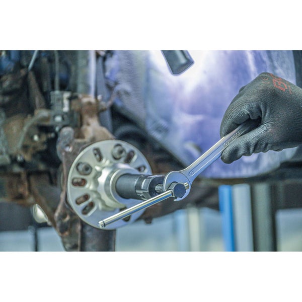 Werkzeug beim Anziehen einer Schraube an einem Autorad