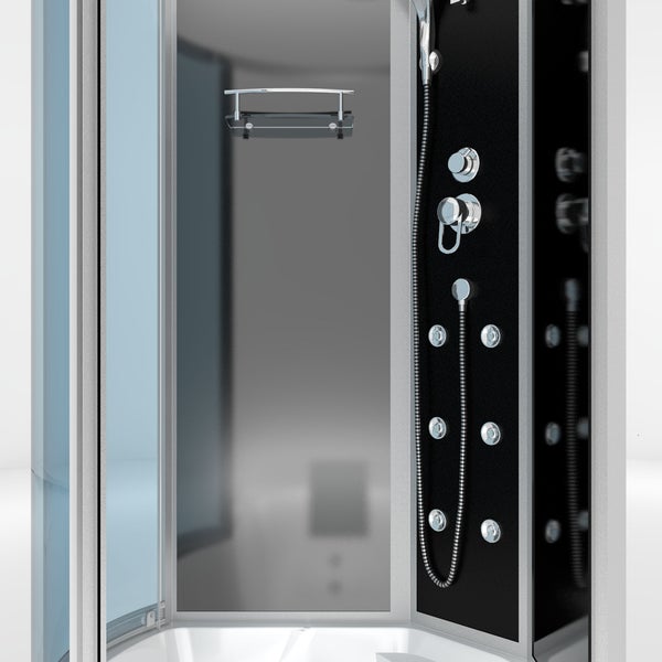 Kombination aus weißer Badewanne und dunkler Glas Duschkabine mit Armaturen in einem modern gestalteten hellen Badezimmer.