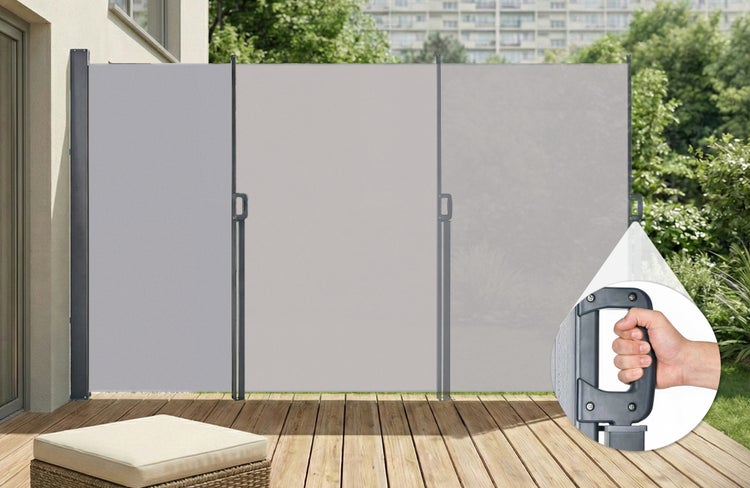 Ausziehbare dreiteilige Seitenmarkise auf einer Holzterrasse mit Detailansicht des ergonomischen Griffs.