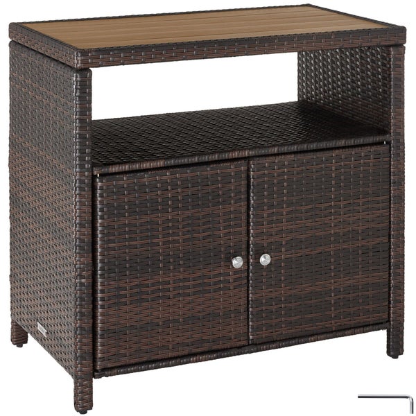 Gartenschrank in Rattan-Optik mit zwei Türen, einer offenen Ablage und einer Deckplatte in Holz-Optik.