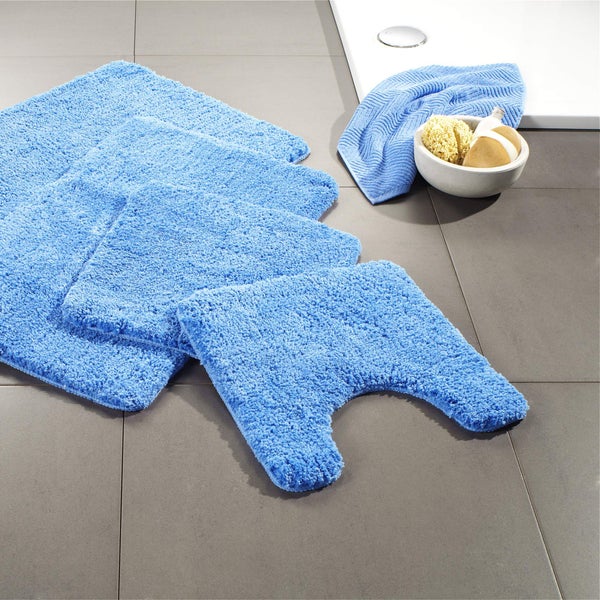 Vierteiliges Badezimmerteppichset auf Fliesenboden