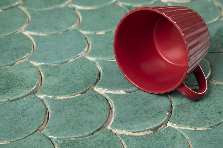 Fischschuppenfliesen mit roter Tasse