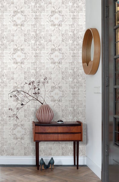 Szene mit gemusterter Tapete, Kommode und runden Spiegel