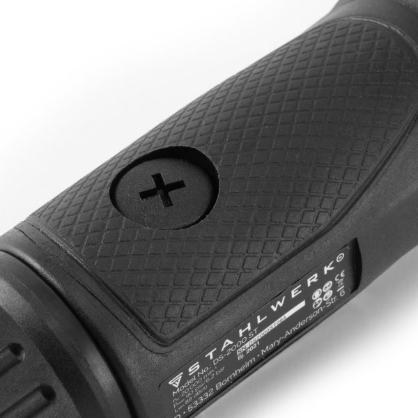 Detailaufnahme des Gehäuses eines Stahlwerk Produkts mit Schraube und Produktinformationen.