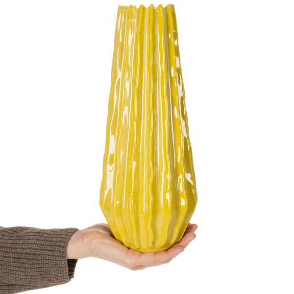 Dekorative gelbe Blumenvase aus Keramik in der Hand
