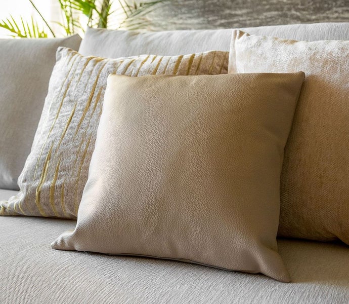 Nahaufnahme von dekorativen Kissen auf einem Sofa