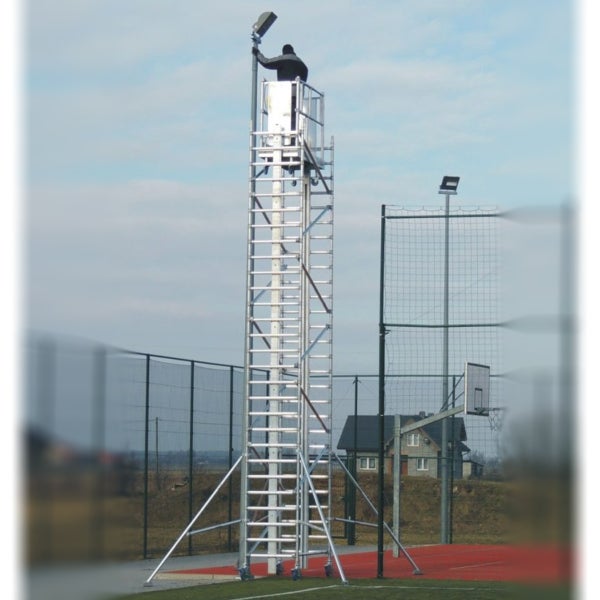 Person auf einer sehr hohen, fahrbaren Leiter bei der Arbeit an einer Strassenlaterne