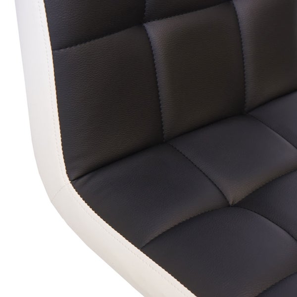 Detailaufnahme eines Sitzmöbels mit gestepptem Bezug und Kunstleder