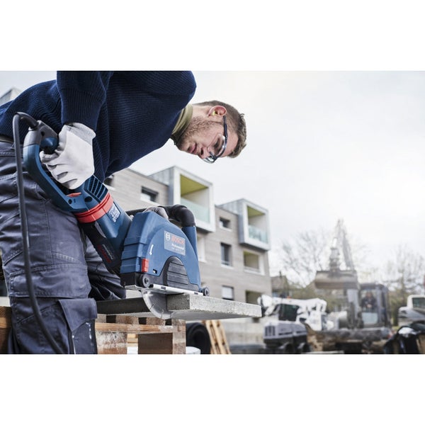 Bosch Mauernutfräse im Einsatz beim Schneiden von Beton