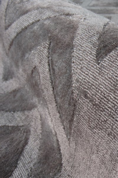 Nahaufnahme einer Teppichoberfläche mit strukturiertem Hoch-Tief-Muster.