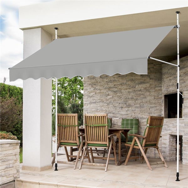 Terrasse mit ausfahrbarer Markise und Gartenmöbeln