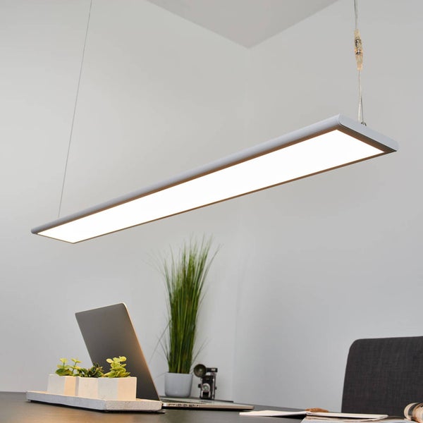Moderne, flache LED-Pendelleuchte in rechteckiger Form über einem Schreibtisch in einem hellen Büro.