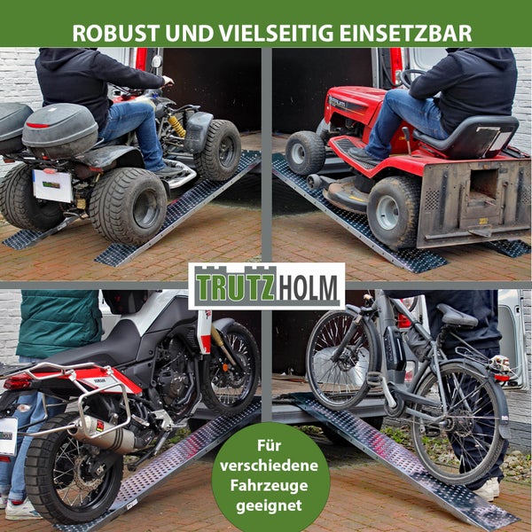 Mehrere Fahrzeuge, darunter ein Quad, ein Rasenmäher, ein Motorrad und ein Fahrrad, werden mit einer Rampe verladen