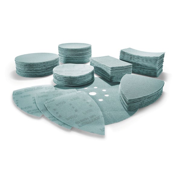 Verschiedene Schleifpapierformen und -körnungen in Haufen.