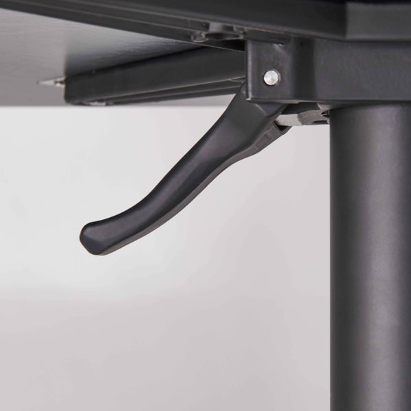 Verstellhebel für einen höhenverstellbaren Tisch aus Metall unter der Tischplatte.