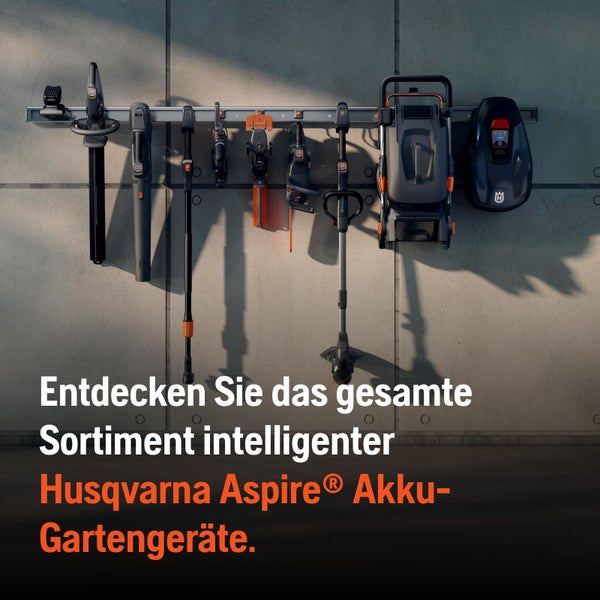 Husqvarna Aspire Akkugartengeräte an einer Wandhalterung