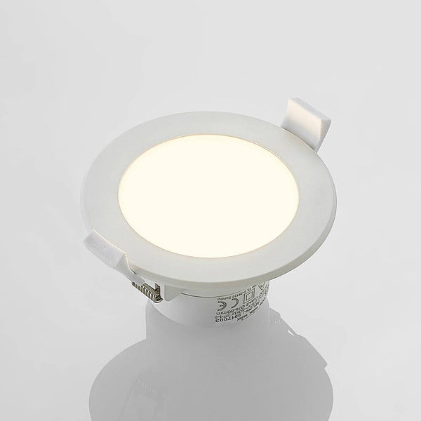 Runder LED-Einbaustrahler aus Kunststoff in Weiß mit warmweißem Licht und Klemmfedern.