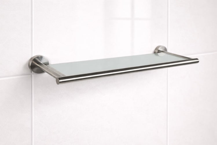 Badezimmer Glasablage mit Metallreling und runden Halterungen zur Wandmontage.