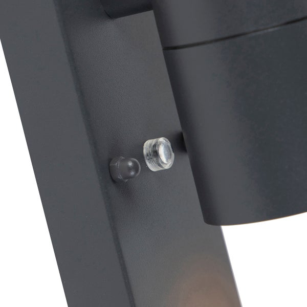 Nahaufnahme einer Außenwandleuchte mit integriertem Dämmerungssensor und Montagedetails.