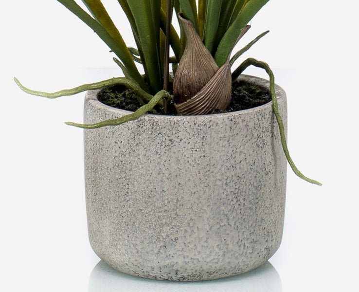 Künstlicher Dekozweig mit hellrosa und weißen Blüten sowie braunem Stiel mit Struktur.