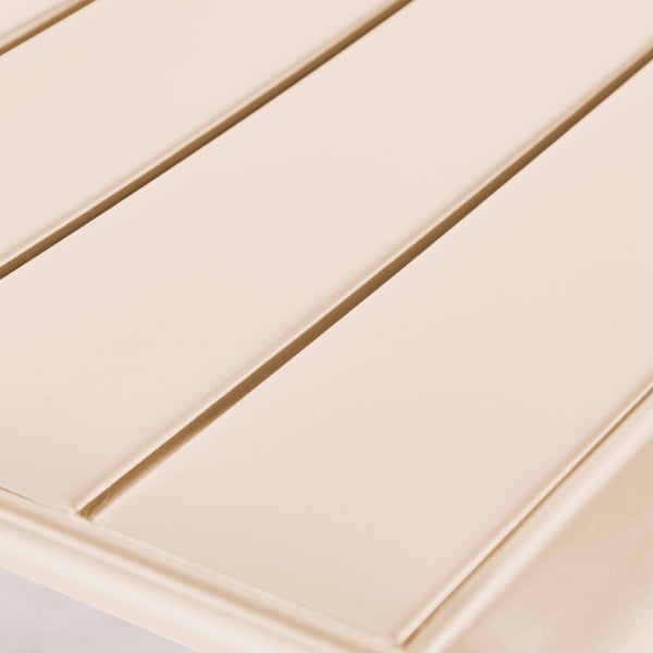 Detailansicht einer Tischoberfläche mit parallel verlaufenden Lamellen in Holzoptik.