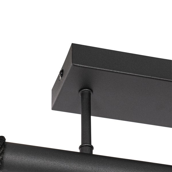 Detailaufnahme einer Deckenleuchte mit schwarzer Halterung und Stange