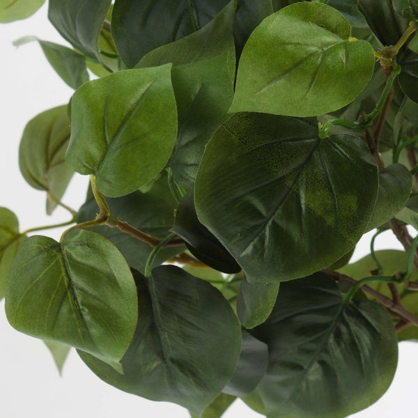 Künstliche Rose in Pink mit grünem Stiel und Blättern.