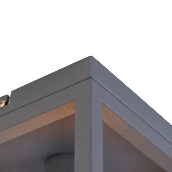 Detailaufnahme einer grauen Außenleuchte