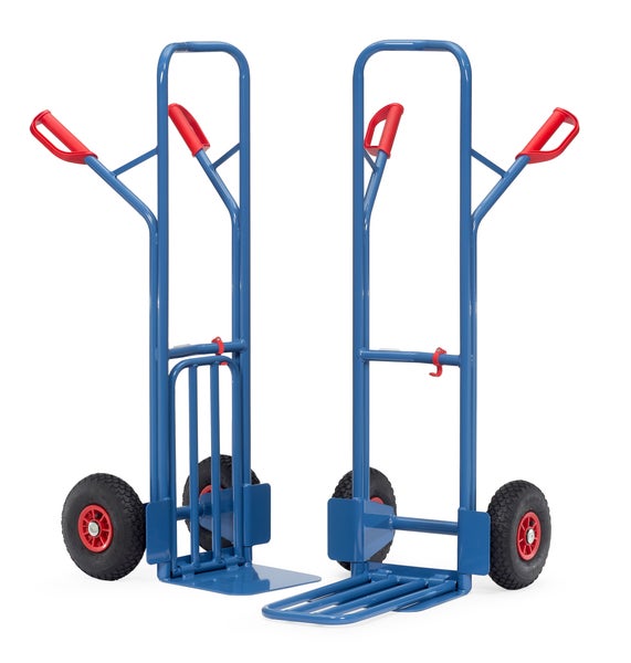 Zwei blaue Sackkarren mit roten Griffen