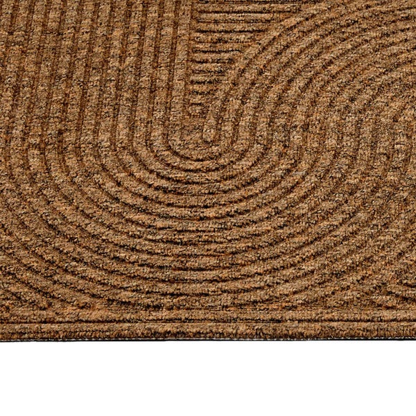 Nahaufnahme einer Fußmatte aus Kokosfasern mit einem bogenförmig gerippten Muster.