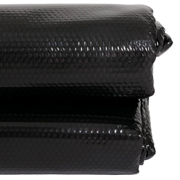 Stapel aus schwarzer Noppenfolie zum Verpacken und Schützen von Gegenständen