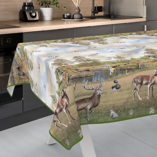 Tischdecke mit Tiermotiv auf einem Küchentisch