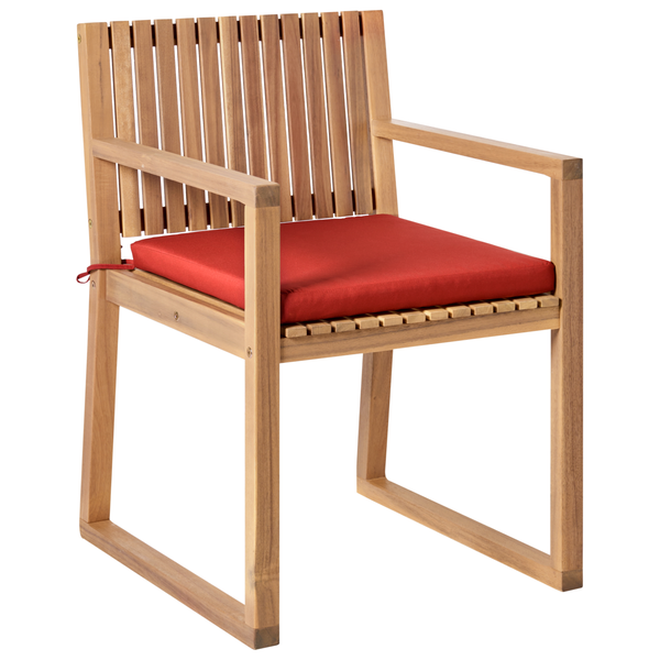 Gartenstuhl aus Holz mit Armlehnen, rotem Sitzkissen und Lattendesign.