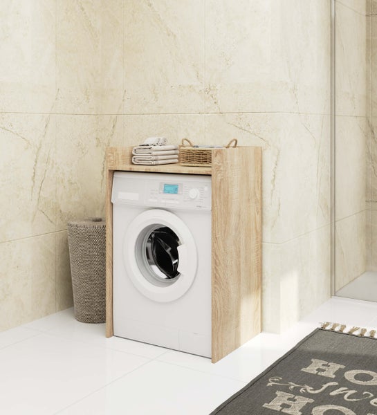 Helles Badezimmer mit Waschmaschine, Ablage und Wäschekorb