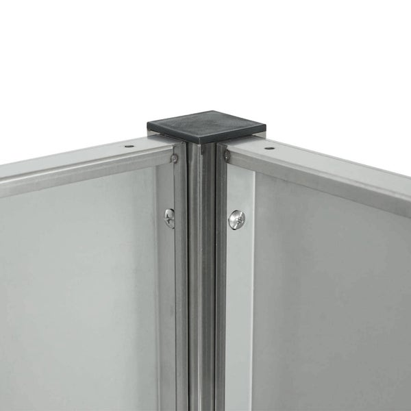 Eckverbindung eines Hochbeets aus Metall mit Pfostenkappe aus Kunststoff und Schrauben.