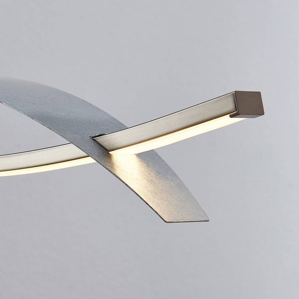 Detailansicht einer modernen LED-Leuchte mit einem gebogenen Metallelement und einem Stab mit integriertem Leuchtstreifen.