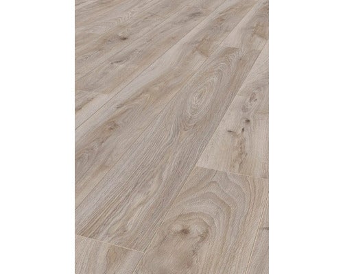 Innenraum mit Laminatboden, Tischen und Stühlen für Gastronomiebereich