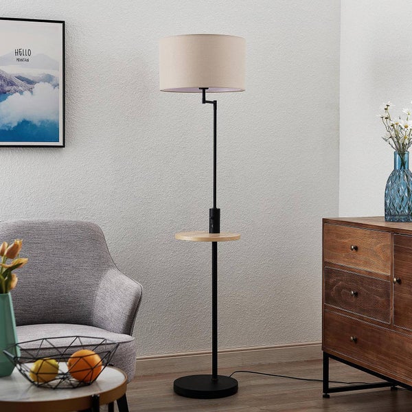 Stehleuchte mit Beistelltisch im Wohnzimmer