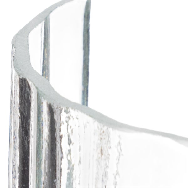 Detailansicht der Oberkante einer gebogenen Glasscheibe mit Chinchilla Struktur.