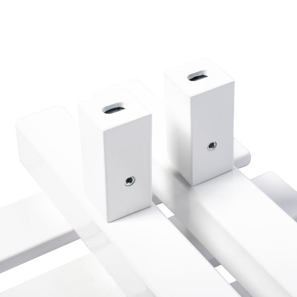 Nahaufnahme von zwei weißen rechteckigen Wandhalterungen, die an einem Heizkörper befestigt sind.