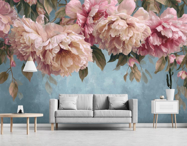 Wohnzimmer mit floraler Fototapete, Sofa, Tisch und Kommode