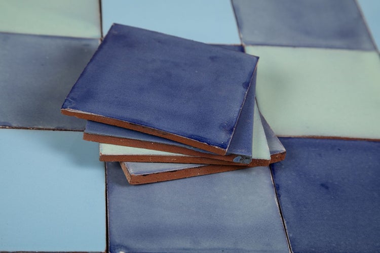 Stapel blaue Keramikfliesen