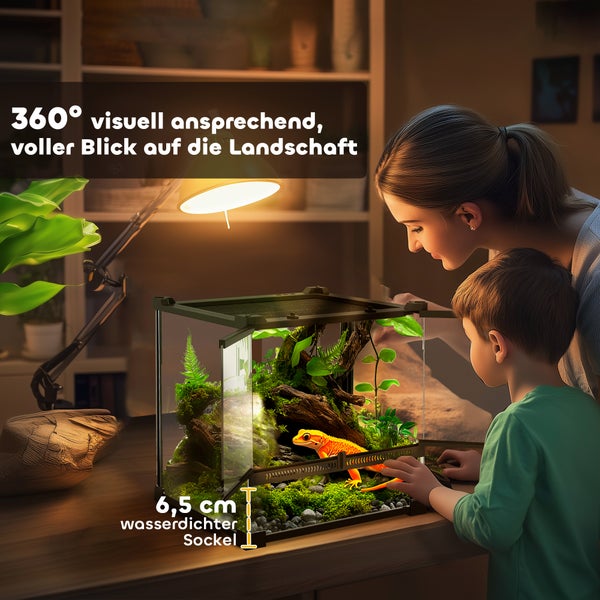 Terrarium mit Reptil, Pflanzen und Mutter mit Kind